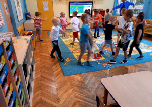 Dzieci poruszają się po sali w rozsypce